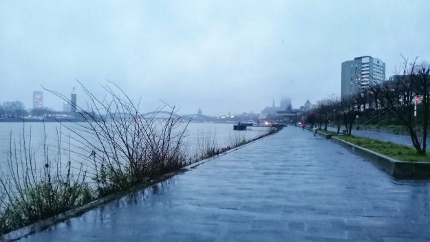 Regenwetter am Rhein